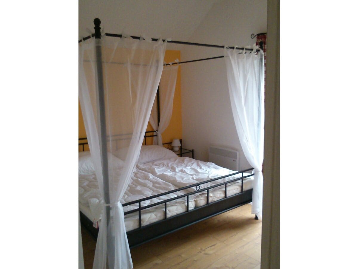 Schlafzimmer mit Himmelbett