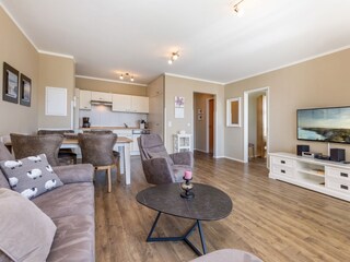 Blick durch das Wohnzimmer Richtung Schlafzimmer.