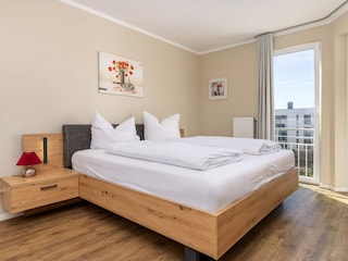 Das schöne Schlafzimmer mit Doppelbett ...