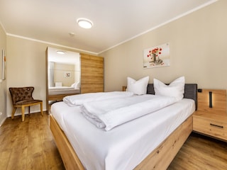 ... und großem Kleiderschrank.