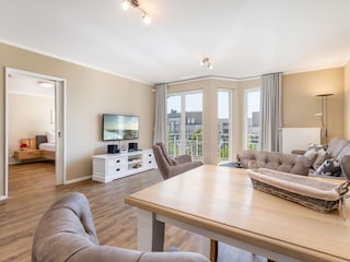 Blick vom Wohnzimmer zum Schlafzimmer.