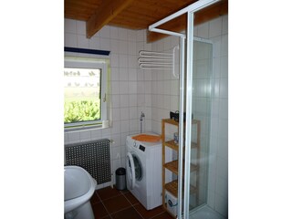 Bad mit Dusche und WC, Waschmaschine vorhanden