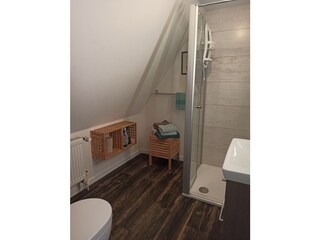 Modernes Duschbad direkt neben dem Schlafzimmer