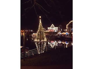 Wintermarkt mit schwimmendem Weihnachtsbaum