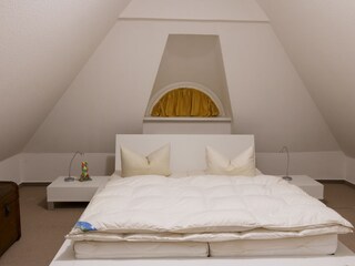 Schlafzimmer 2 mit Doppelbett im Dachgeschoss