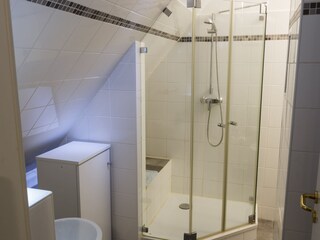 Bad mit Dusche im Dachgeschoss