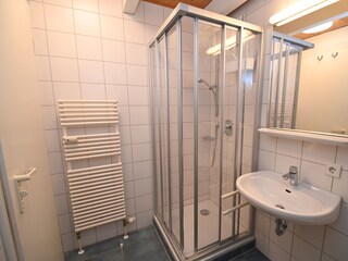 Duschbad neben Kinderzimmer