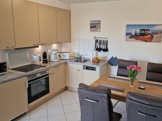 Küchenbereich mit Essecke