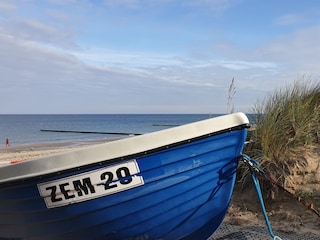 Fischerboot an den Dünen von Zempin