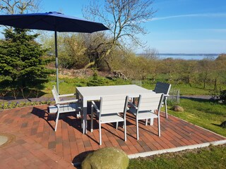 Gartenterrasse mit Blick auf die Förde