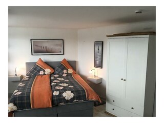 Großes Boxspringbett.