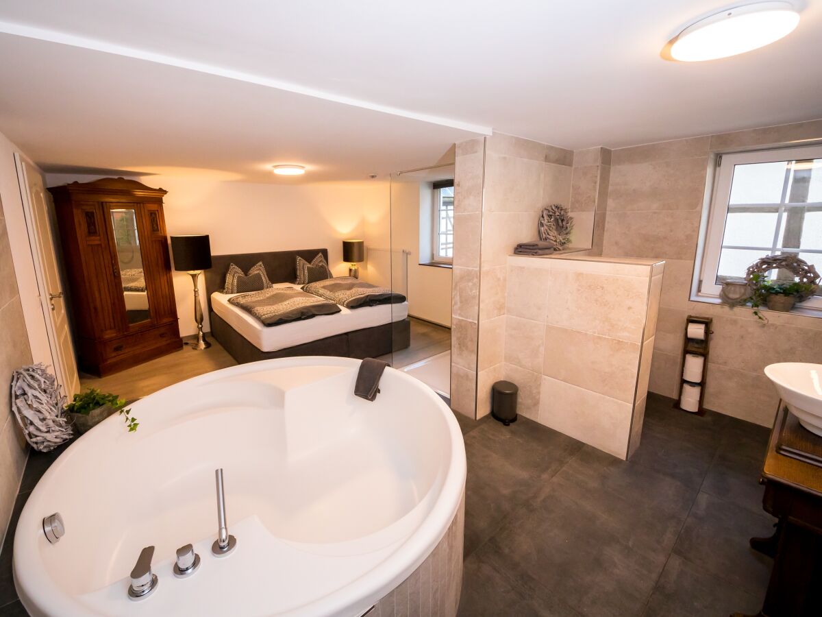 Wellnesswanne im Bad en Suite