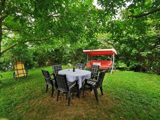 Garten mit Sitzmöglichkeit