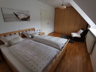 Schlafzimmer mit gemütlichem Doppelbett