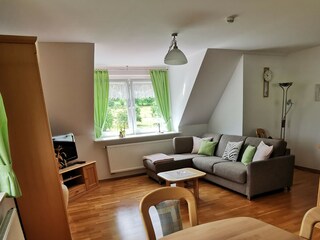 Wohnzimmer mit ausziehbarer Schlafcouch