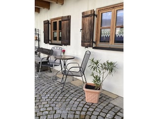 Sitzgelegenheit vor Ferienwohnung (Abendrot)