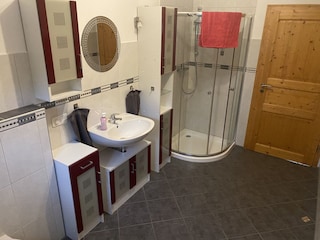 geräumiges Badezimmer