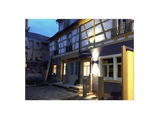 Die Hofstallung am Abend