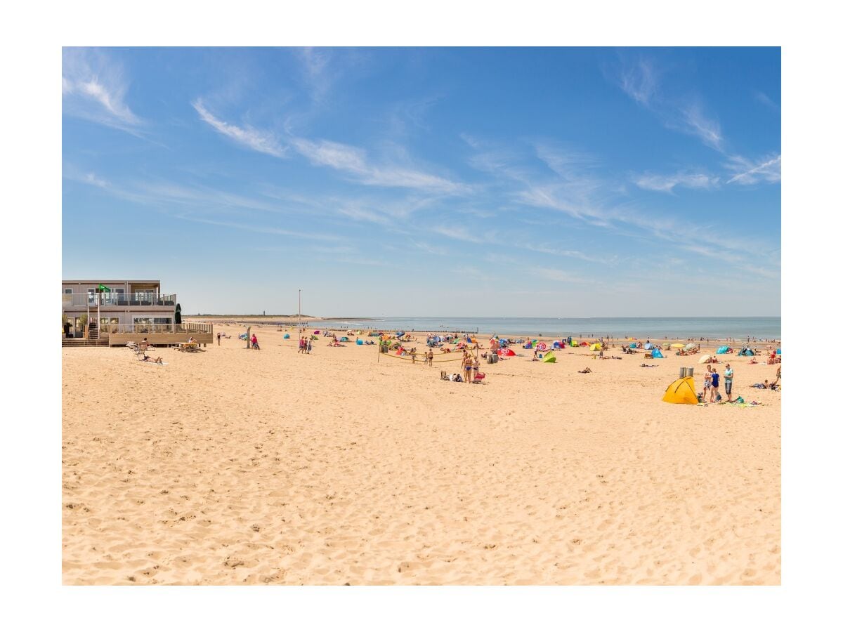 schöner Strand mit Strandpavillon