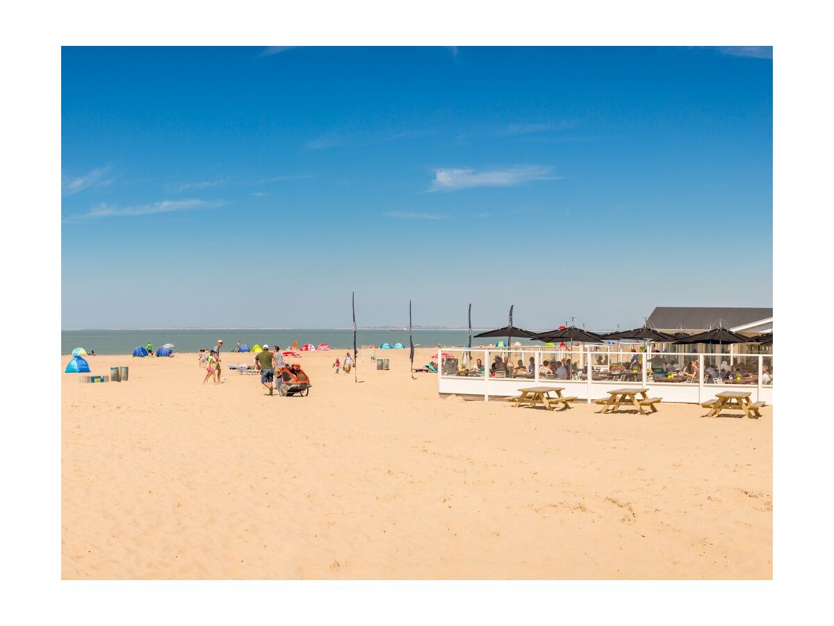 Schöner Strand mit Strandpavillon