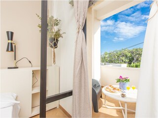 Schlafzimmer mit Doppelbett - Balkon
