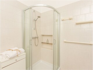 Badezimmer mit Duschkabine - erster Stock