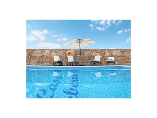 Pool-Bereich mit Sonneliegen