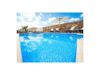 Schöner großer Poolbereich zum Relaxen
