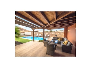 Sonnenterrasse mit Pergola und Chill- und BBQ-Bereich
