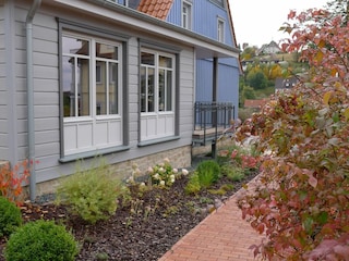 Blick auf Wohnzimmer und Balkon