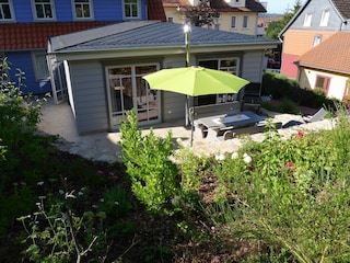 Blick vom Garten auf die Terrasse