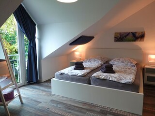 Schlafzimmer 1 mit Doppelbett