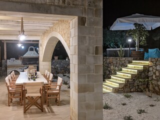 Esstisch & Grill im Freien