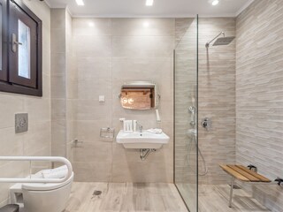 Wheelchair accessible bathroom