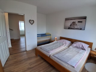 Schlafzimmer 1.OG mit Babybett