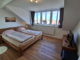 Schlafzimmer 2.OG mit TV