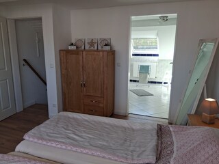 Schlafzimmer 2.OG mit Blick in das Tageslichtbad