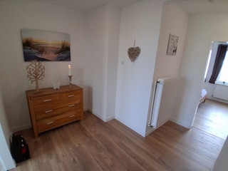 Flur 1.OG mit Blick in das Schlafzimmer 1.OG