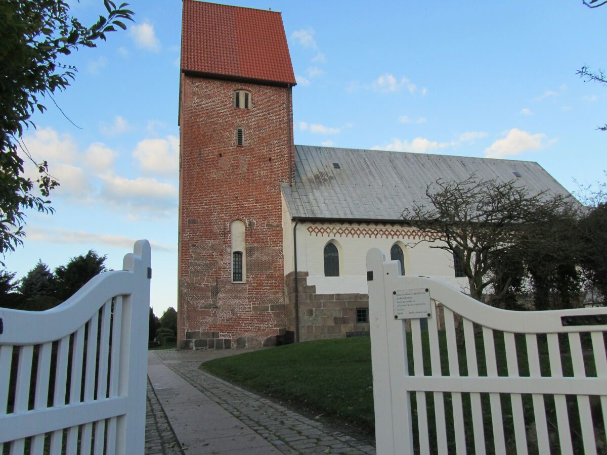 Keitumer Kirche "St. Severin" mit Kapitäns-Friedhof