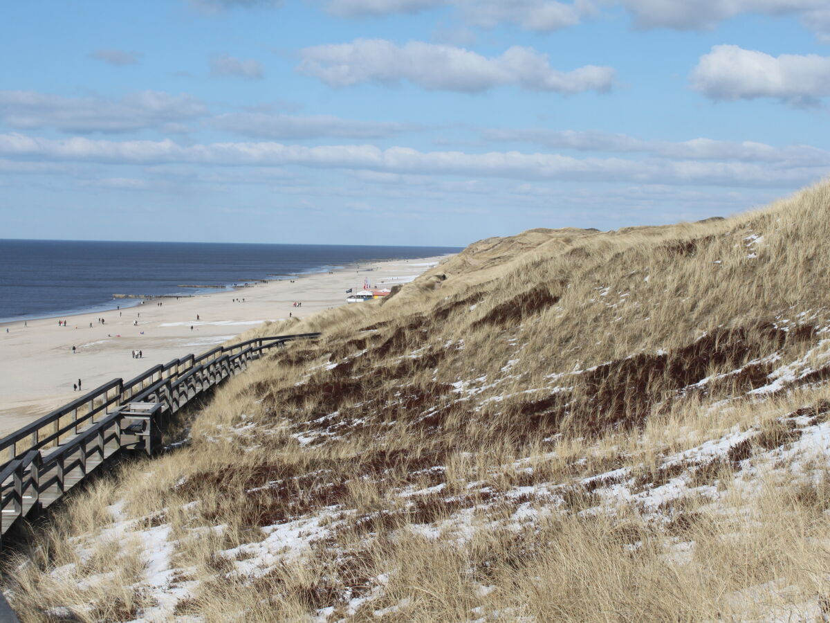 Der lange Sandstrand im Winter