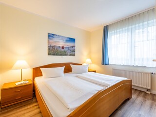 1. Schlafraum mit großem Kleiderschrank und Rollläden