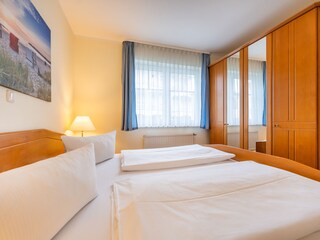 1. Schlafraum mit großem Kleiderschrank und Rollläden