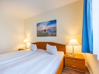 1. Schlafzimmer Doppelbett 180x200 Betten bezogen