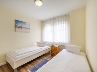 2. Schlafzimmer mit 2 Einzelbetten und Rollläden