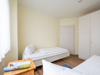 2. Schlafzimmer mit 2 Einzelbetten und Kleiderschrank