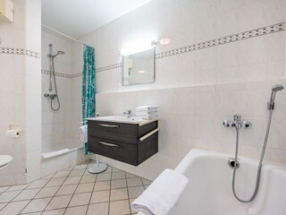 helles Bad mit Dusche und Badewanne