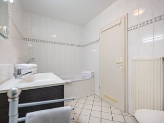 helles Bad mit Dusche und Badewanne, Handtücher inkl.