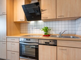 komplett eingerichtete hochwertige Küche