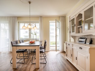 großer Esstisch für die ganze Familie Zugang zum Balkon