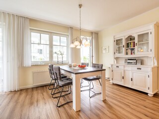 Essbereich mit antiken Küchenbuffetschrank